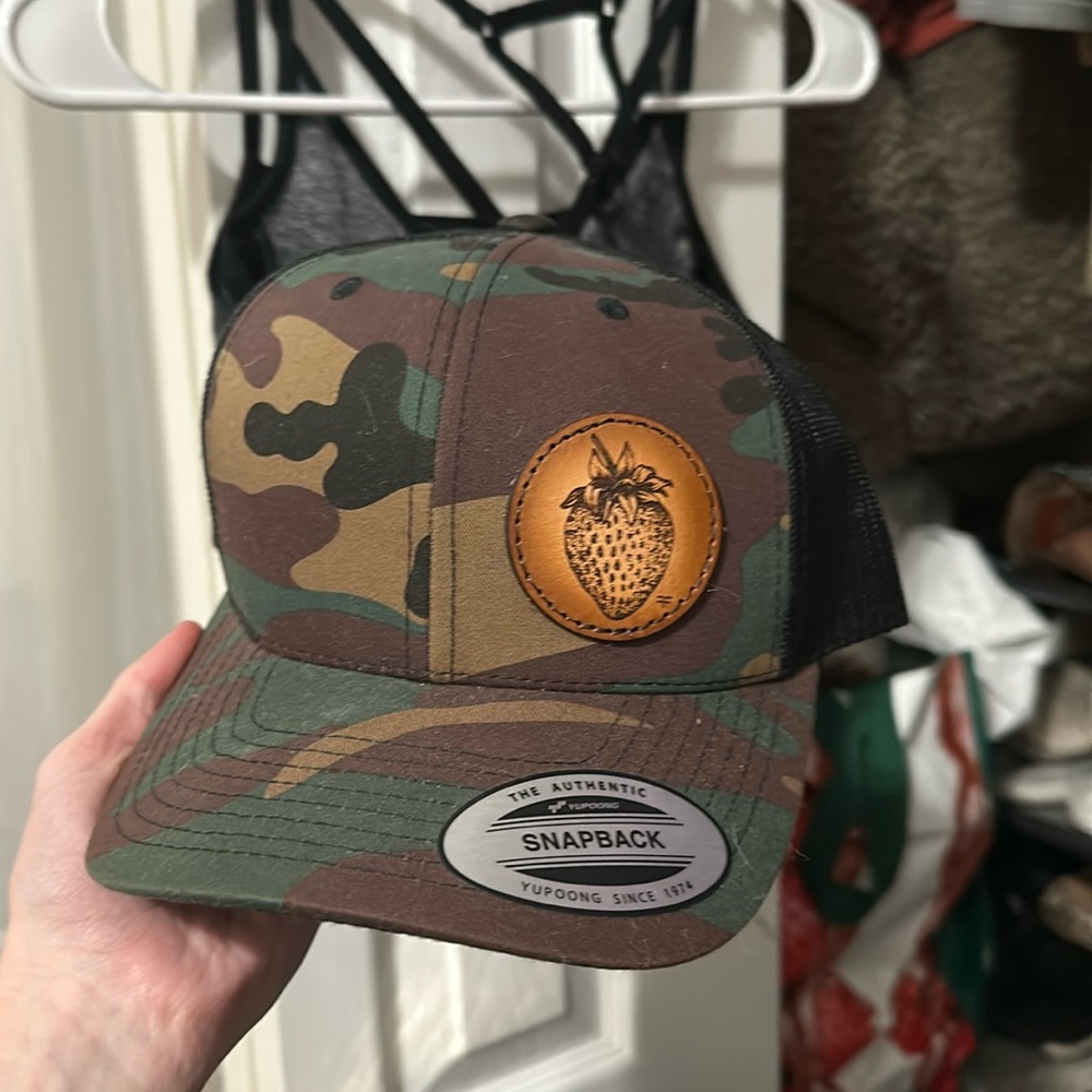 CAMO STRAWBERRY PATCH HAT